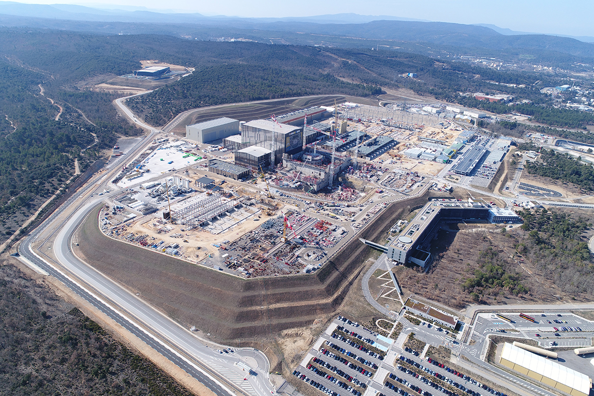 Vue aérienne du site d'ITER pendant la phase de construction en 2018
